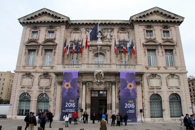 LʼHôtel de Ville de Marseille drapé de deux visuels pour commémorer  le centenaire du génocide arménien (Photo Robert Poulain)
