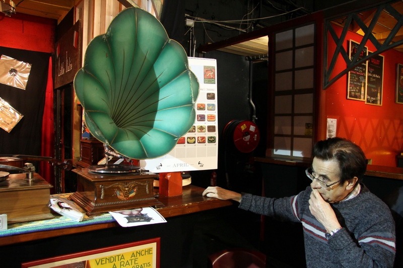 Maurice Barrier collectionneur à Marseille de phonographes et de disques 33/45/78 tours (Photo Robert Poulain) Maurice Barrier collectionneur à Marseille de phonographes et de disques 33/45/78 tours (Photo Robert Poulain)