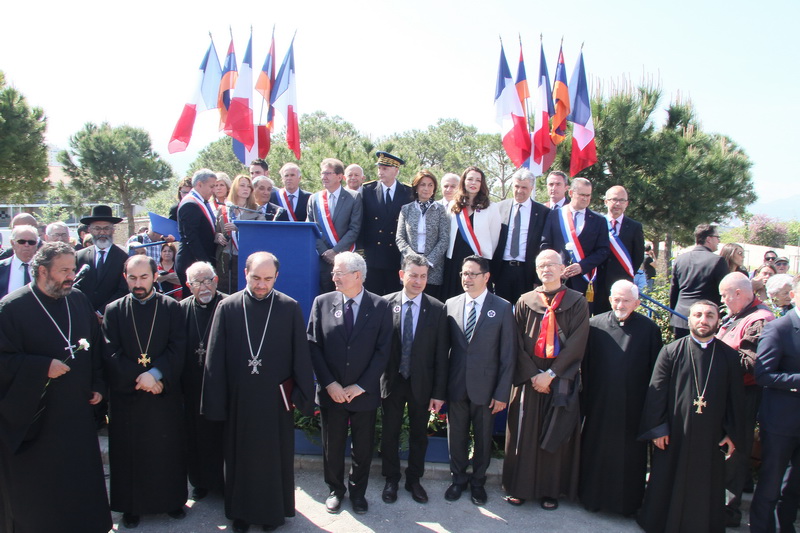 Représentants des communautés religieuses, chrétienne, juive, boudhiste et de nombreux élus ont participé à cette commémoration du génocide arménien (Photo Robert Poulain) Représentants des communautés religieuses, chrétienne, juive, boudhiste et de nombreux élus ont participé à cette commémoration du génocide arménien (Photo Robert Poulain)