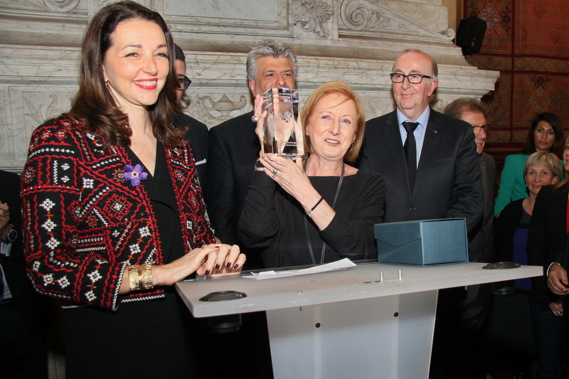 Le Prix Alain Terzian 2015 a été remis par Valérie Boyer à Isabelle Nohain-Raimu pour son livre «Raimu, un grand enfant de génie» (Photo Robert Poulain) Le Prix Alain Terzian 2015 a été remis par Valérie Boyer à Isabelle Nohain-Raimu pour son livre «Raimu, un grand enfant de génie» (Photo Robert Poulain)