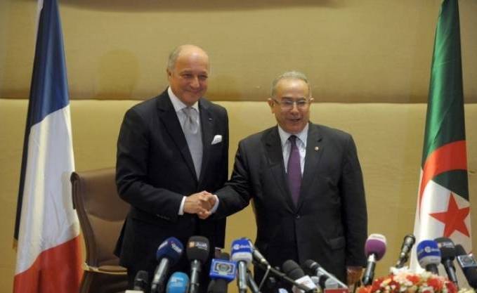 Laurent Fabius, ministre des Affaires Étrangères aux côtés de son homologue Algérien Ramtane Lamamra (Photo J.N.)