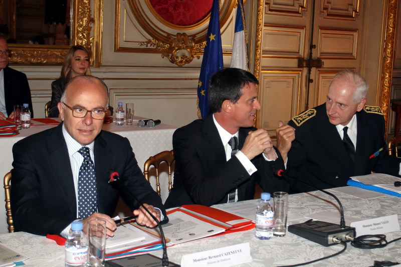 Manuel Valls entouré du ministre de l'Intérieur Bernard Cazeneuve et du préfet de Région Paca, Michel Cadot lors du Comité interministériel (Photo Robert Poulain)
