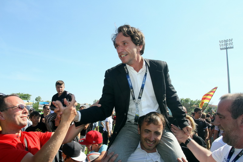 Lucien Simon porté en triomphe (Photo Robert Poulain)