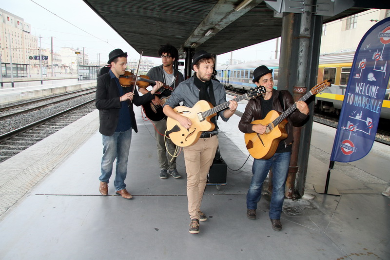 L'eurostar à Marseille ça se fête (Photo Robert Poulain)
