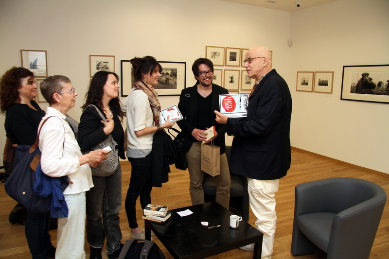 James Ellroy à la librairie Maupetit avec quelques lecteurs privilégiés (Photo Robert Poulain) James Ellroy à la librairie Maupetit avec quelques lecteurs privilégiés (Photo Robert Poulain)