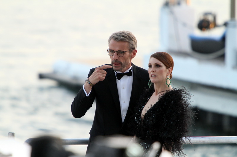 Le président du Festival Lambert Wilson accompagné de Julianne Moore (Photo Robert Poulain)