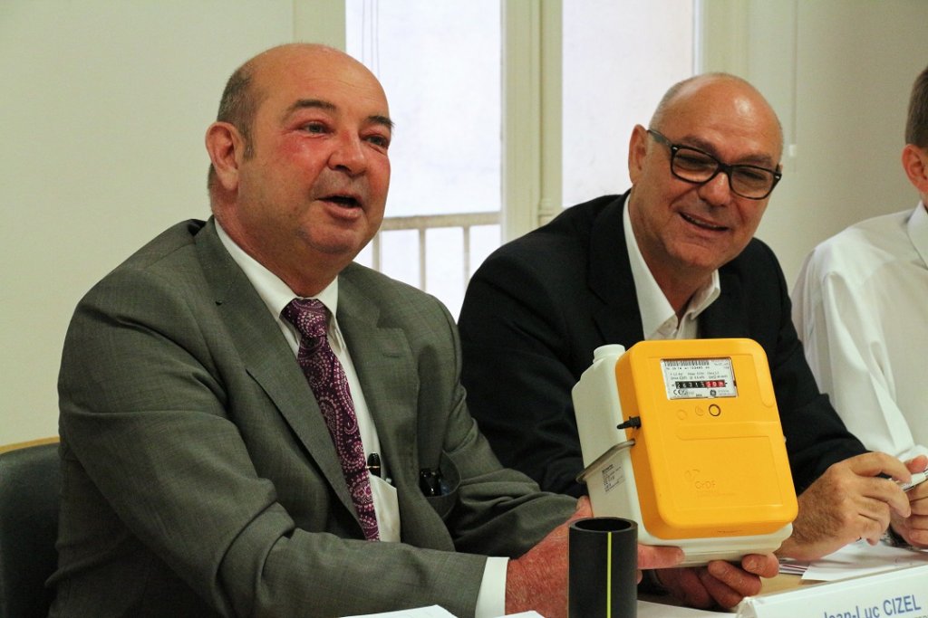 Jean-Luc Cizel présente un modèle des nouveaux compteurs communicants (Photo Philippe Maillé)
