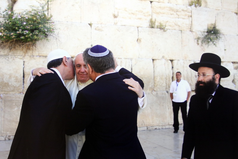 Sur une Photo de Kobi Gideon le Pape François avec ses amis le Rabbin Abraham Skorka et l'Imam Omar Ahmed Abboud au Kotel à Jérusalem  (Photo Robert Poulain)