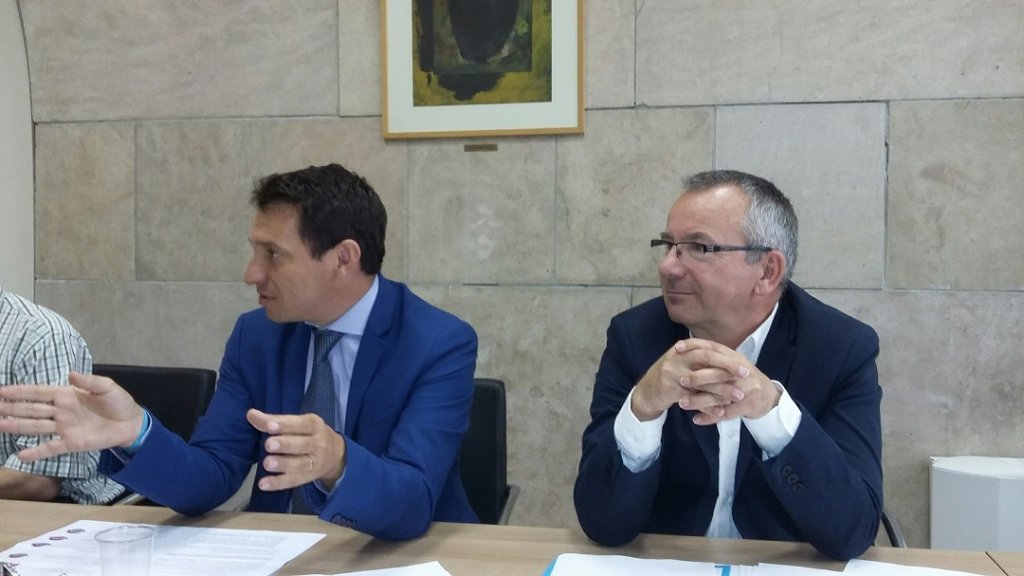 Philippe Bru, directeur régional SNCF Provence-Alpes-Côte d’Azur et Jean-Yves Petit, vice-président de la Région, délégué aux transports et à l’éco-mobilité Philippe Bru, directeur régional SNCF Provence-Alpes-Côte d’Azur et Jean-Yves Petit, vice-président de la Région, délégué aux transports et à l’éco-mobilité