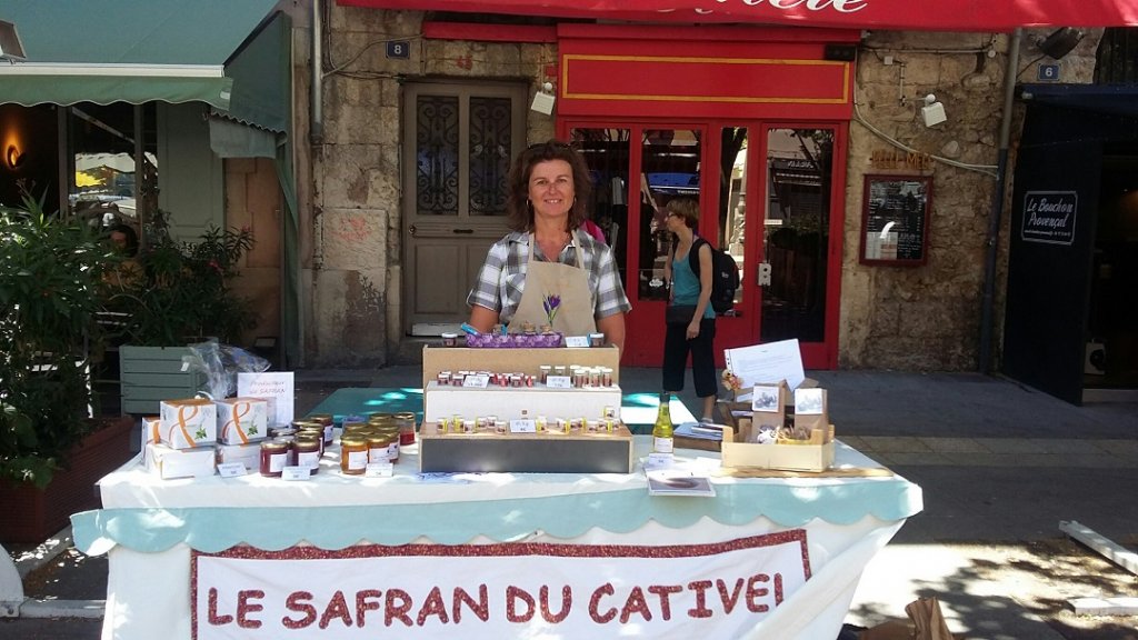 Laurence Olivier et son safran cultivé à Gardanne (Photo P.M.C.)