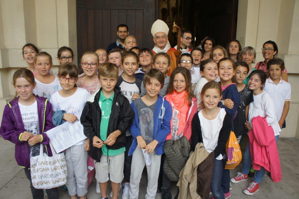 Mgr Pointier avec les élèves de CM1 de l'école Jeanne d'Arc (Photo D.R.)