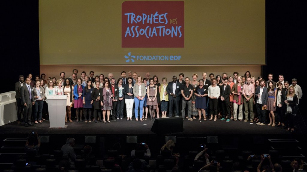 Les représentants des 32 associations lauréates des Trophées des associations de la Fondation EDF (Photo Hubert Amiel)