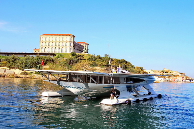 Le catamaran "Planet Solar" a largué les amarres (Photo Robert poulain)