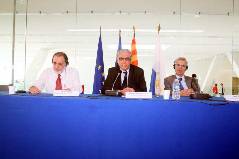 Les représentants du Groupe d'Aix: Arié Arnon, Gilbert Benhayoun et Saeb Bamya (Photo Robert Poulain)