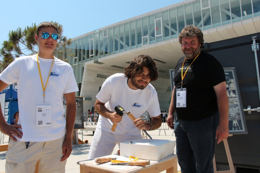 Deux élèves du Lycée professionnel de Miramas et leur professeur Jacques Loquet (Photo Philippe Maillé) Deux élèves du Lycée professionnel de Miramas et leur professeur Jacques Loquet (Photo Philippe Maillé)