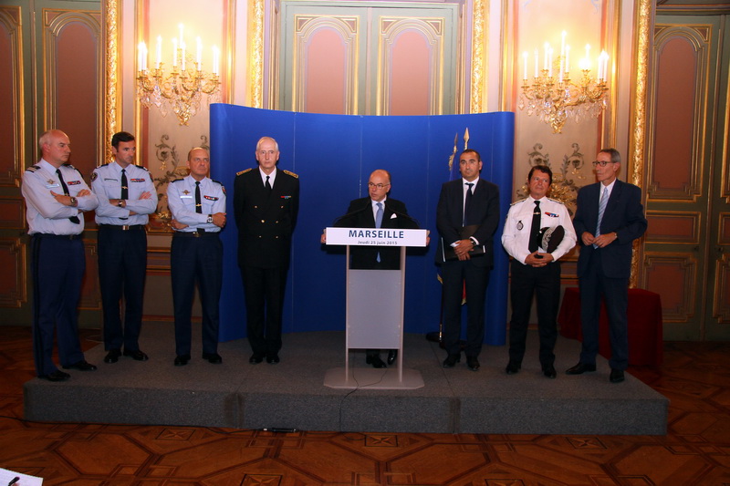 Bernard Cazeneuve entouré des représentants des différents services de police du territoire (Photo Robert Poulain)