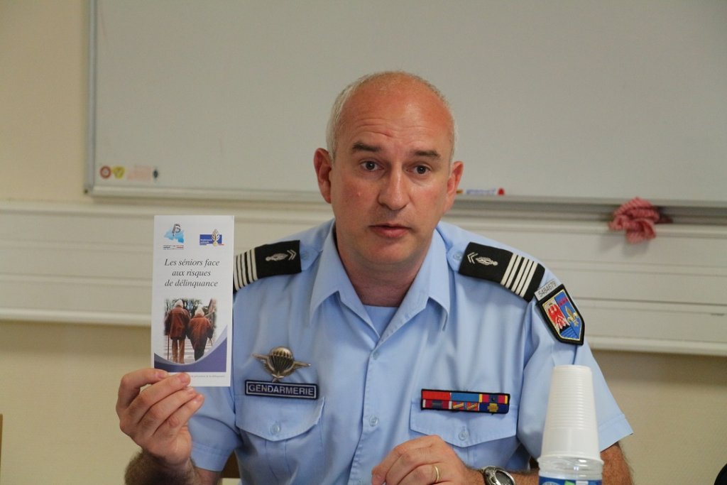 Le Colonel Boudier présente les flyers regroupant des conseils pratiques de prévention qui seront remis directement aux citoyens par les gendarmes (Photo Philippe Maillé)
