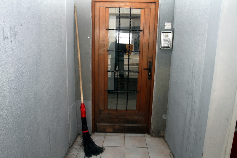 Ne pas oublier de nettoyer devant sa porte... (Photo Robert Poulain)