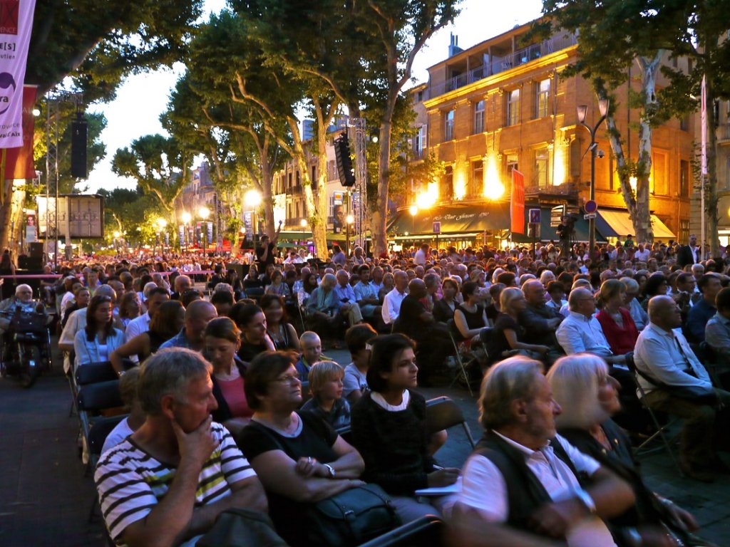 C’est désormais une -bonne- habitude : pour PARADE[S] le cours Mirabeau fait le plein de spectateurs… (Photo M.E.)