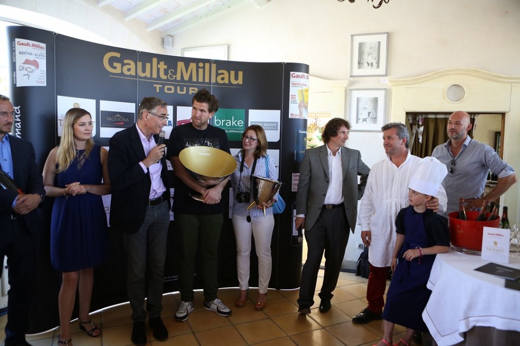 Alexandre Mazzia vient de recevoir son trophée des mains de l’équipe  dirigeante de Gault&Millau (Photo M.E.)