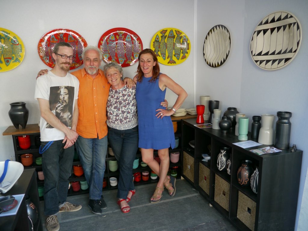 La famille Buffile au grand complet pour faire un rempart au sort mauvais, un incendie, qui a frappé l’atelier des céramistes aixois, il y a quelques mois. Brunissende et Romain ont rejoint leurs parents, Monique et Vincent pour relever le défi de poursuivre une activité artistique et être la troisième génération à faire briller le savoir-faire maison. Retrouvez-les pendant le salon (Photo M.E.)