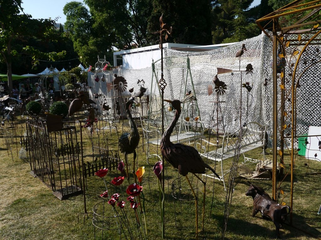 Le jardin extraordinaire avec des oiseaux de fer blanc et des girouettes pour faire vivre votre pelouse. Des bonnes idées à petits prix chez Eden.com. (Photo M.E.)