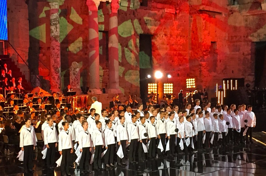 La Maîtrise des Bouches-du-Rhône, au premier plan, et celle de l’Opéra Grand Avignon interprètent «Y’a de la joie» de Charles Trenet. (Photo ME.)