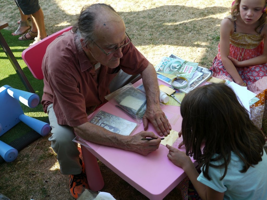 Les amis de la Fondation Vasarely veulent faire connaître leur existence  et leurs activités. Ils ont convié Patrick Dupré, graveur sur aluminium, qui a travaillé en son temps avec Victor Vasarely, le fondateur de  l'Op'Art, pour exposer quelques unes de ses œuvres et animer un atelier de gravure sur aluminium pour les enfants (Photo M.E.)
