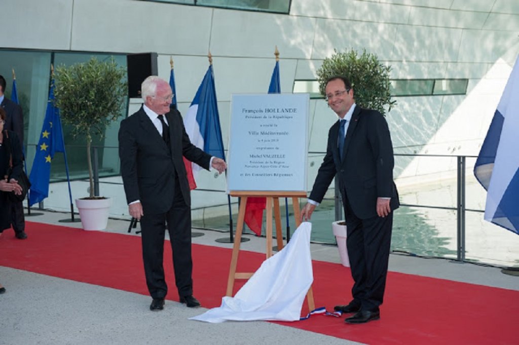 Michel Vauzelle dévoilant la plaque qui inscrit la visite du Président de la République, François Hollande à la Villa Méditerranée le 4 juin 2013 (Photo Robert Poulain))