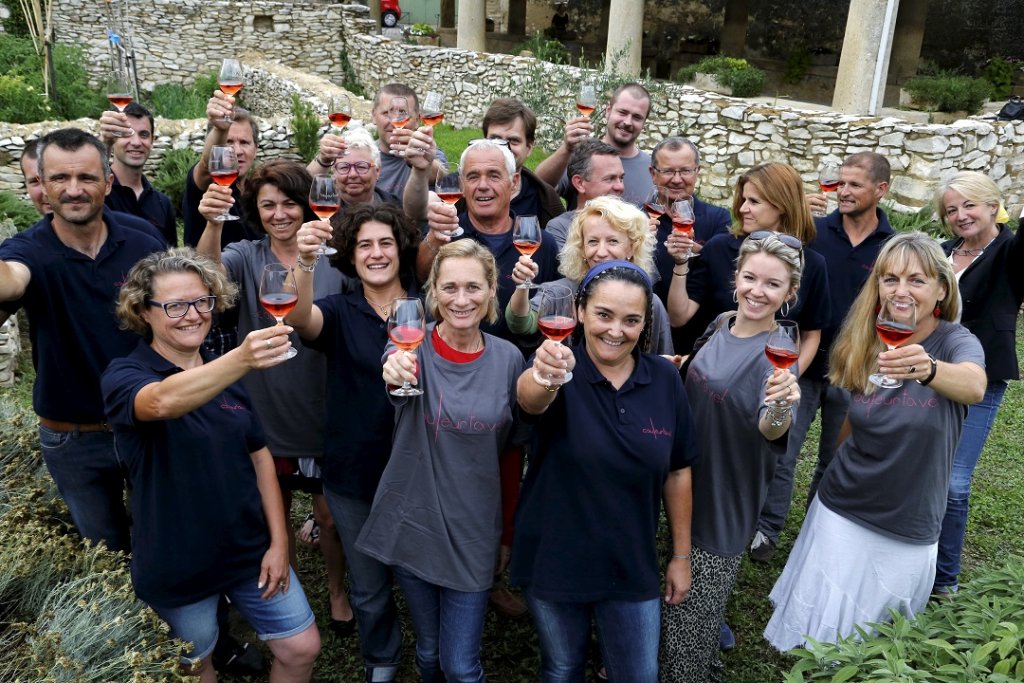 Les organisatrices et organisateurs de Couleur Tavel vous attendent de pied ferme pour vous faire découvrir leur vin rosé ainsi que les secrets et les charmes de leur village (Photo Jérôme Rey)
