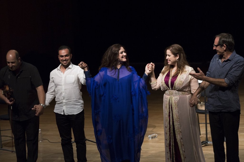 L’esprit d’Essaouira a brillé, dimanche en fin de journée au conservatoire Darius Milhaud avec un récital exceptionnel donné par Fouad Didi (‘ûd), Nidhal Jaoua (qanûn) , Françoise Altlan et Sanaa Marahati (chant) et Nicola Marinoni (percussions) (Photo Vincent Beaume)