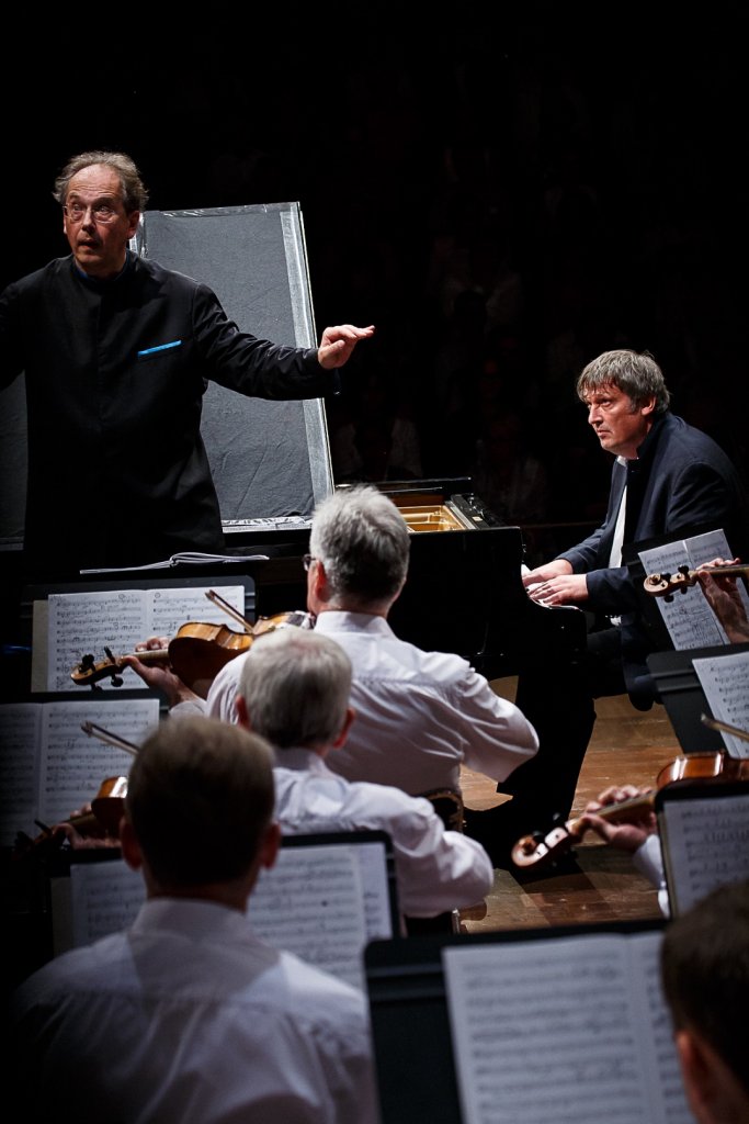 Le pianiste Boris Berezovsky et l’Orchestre de l’Oural dirigé Dimitri Liss ce samedi soir au Parc Florans ( Photo C.Gremiot)