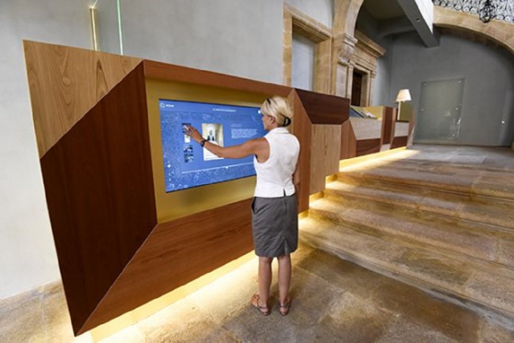 Le vestibule restauré de l’Hôtel d’Estienne-de-Saint-Jean est doté une banque d’accueil comportant deux écrans numériques tactiles (Photo D.R.)
