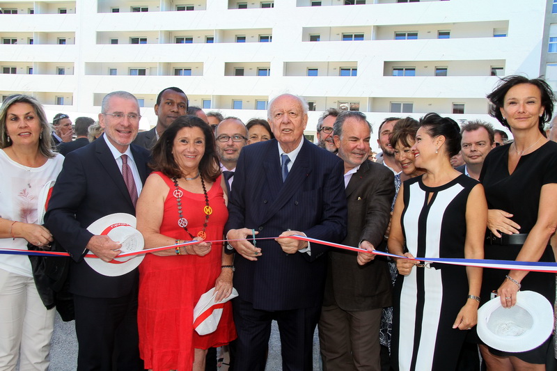 Le traditionnel ruban inaugural coupé par le maire de Marseille, l'architecte Roland Carta, les représentants de Nexity et les élus du secteur (Photo Robert Poulain)