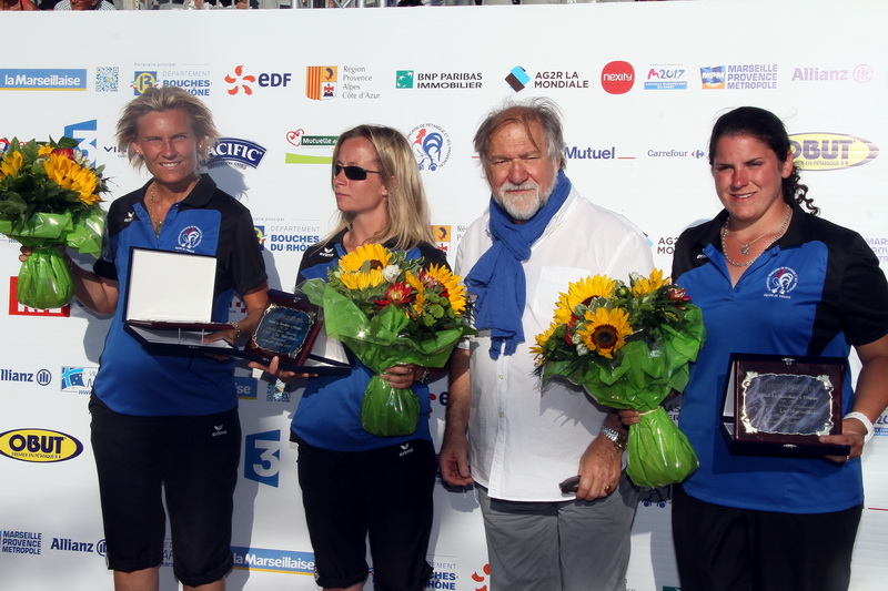 Les trophées ont été remis à l'équipe de France victorieuse de la finale grand Prix Féminin EDF, Papon, D'Isidoro et Bandiera, par l'acteur Pierre Santini (Photo Robert Poulain)