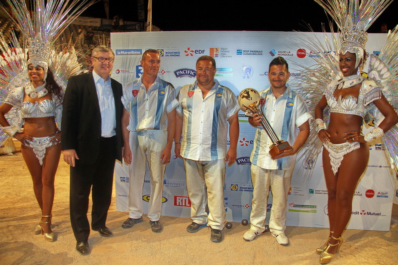 Philippe Savinel, PDG de Pernod-Ricard a remis le Trophée aux vainqueurs de la finale du Mondial La Marseillaise à pétanque  (Photo Robert poulain)