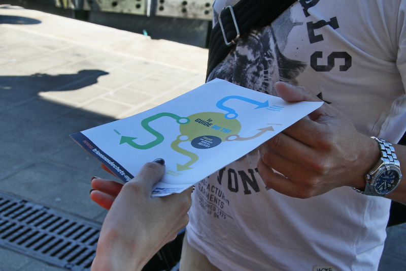 Formés les ambassadeurs répondent aux questions du public et distribuent des petits guides de la propreté (Photo Robert Poulain)