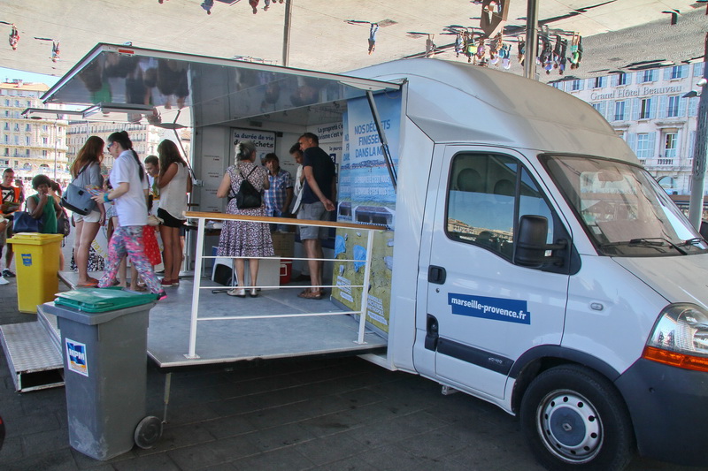 Sous l'ombrière du Vieux-Port s'est installé le camion des éco-ambassadeurs de MPM qui sert de « base mobile » aux volontaires sur les lieux publics ou sur les grands événements (Photo Robert Poulain)
