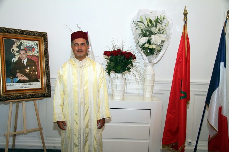 Mostafa Basso, devant le portrait du Roi du Maroc Mohamed VI (Photo Robert Poulain)
