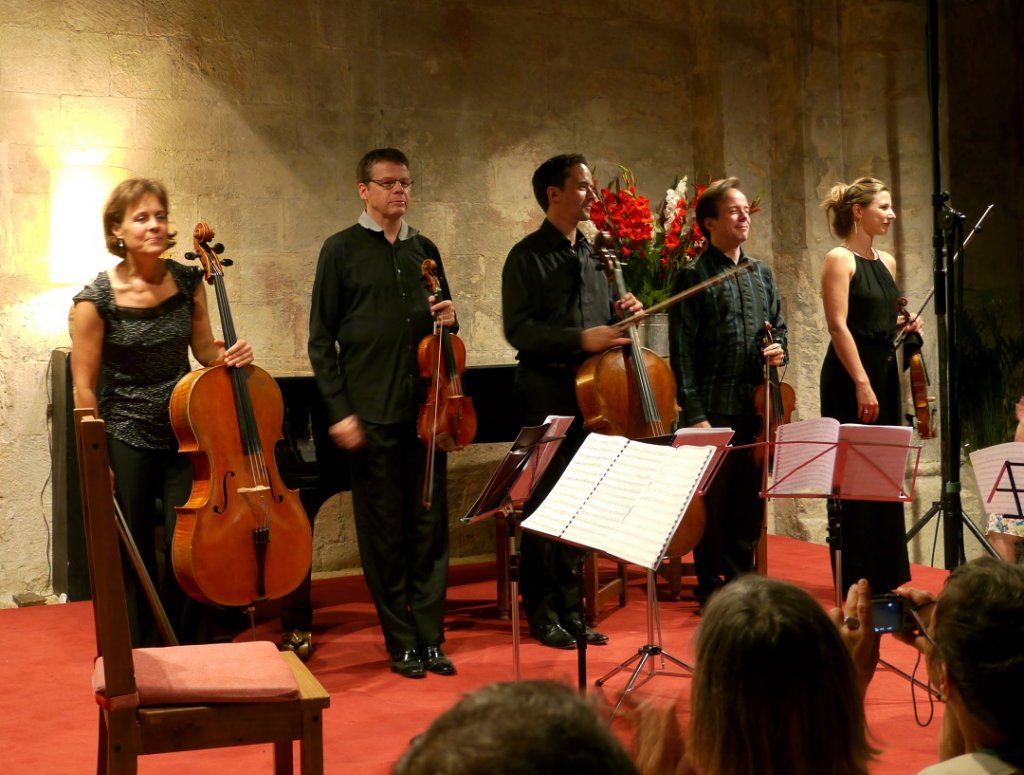 A l’issue de l’interprétation du quintette de Brahms. De g. à dr. : Véronique Marin, Christophe Gaugué, Jean-Guihen Queyras, Pierre-Olivier Queyras, et Rosanne Philippens (Photo M.E.)