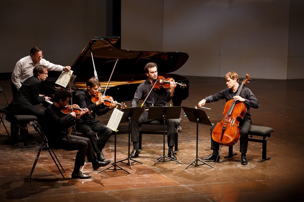 Le Quatuor Modigliani avec Jean-Christophe Neuburger au piano (Photo C. Gremiot)
