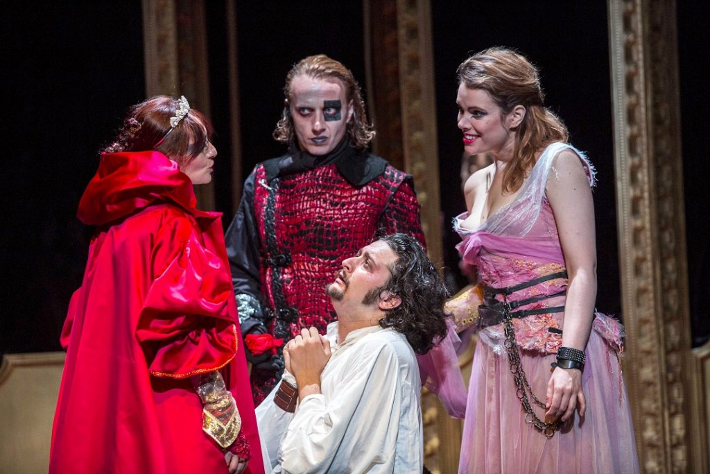 Sarah Mesguich, William Mesguich, Alexandre Levasseur et Sterenn Guirriec dans Le Prince Travesti (Photo Arnold Jerocki )