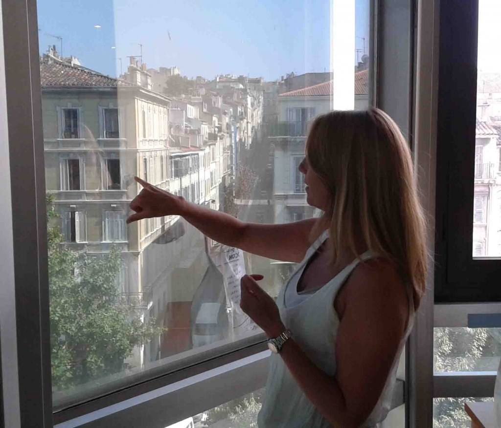 Sabine Bernasconi montrant la Canebière de son bureau au sein de la mairie du 1er secteur (Photo A.L.)
