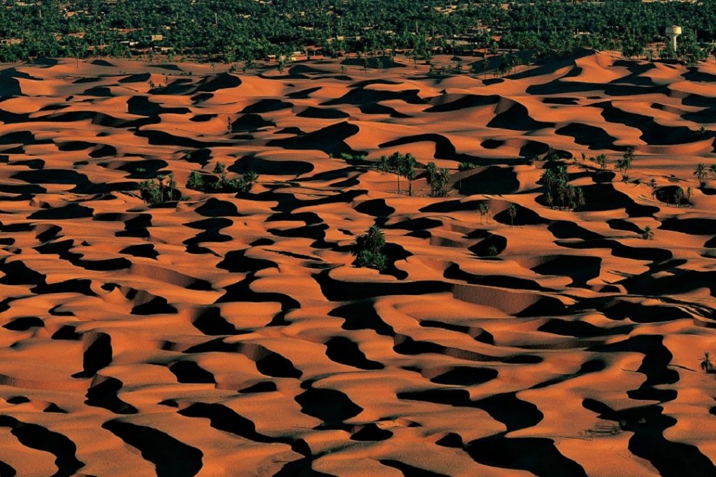 L’Algérie, vue du ciel» réalisé par Yann Arthus-Bertrand et Yazid Tizi L’Algérie, vue du ciel» réalisé par Yann Arthus-Bertrand et Yazid Tizi