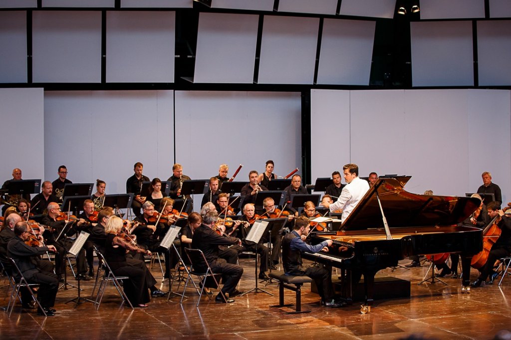 Nuit Brahms à la Roque: le pianiste Adam Laloum et le Sinfonia Varsovia dirigé par Robert Trevino  (Photo C. Grémiot - 10 août 2015) Nuit Brahms à la Roque: le pianiste Adam Laloum et le Sinfonia Varsovia dirigé par Robert Trevino  (Photo C. Grémiot - 10 août 2015)