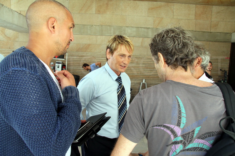 Le dauphin du maire de Marseille, joué par Benoît Magimel, sur le parvis extérieur de l'hémicycle du Conseil municipal (Photo Robert Poulain)