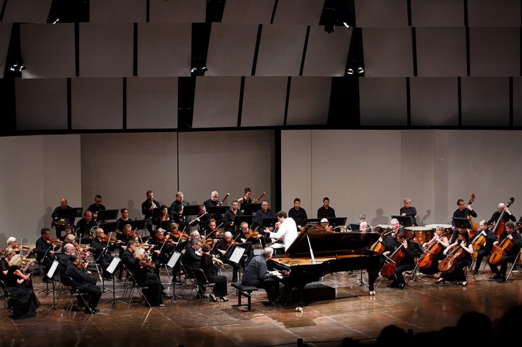 Nuit Brahms à la Roque: le pianiste Nicholas Angelich et le Sinfonia Varsovia dirigé par Robert Trevino (Photo C. Grémiot - 10 août 2015)