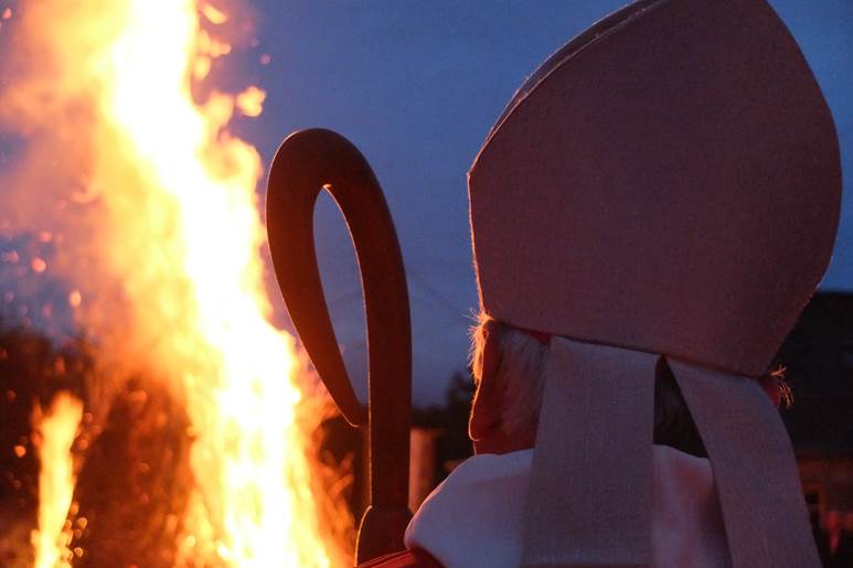 Mgr Jean Marc Aveline au pélerinage des 7 Saints, illuminé par le grand feu du Pardon (Photo D.R.)