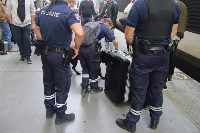 Fouilles de bagages (Photo Robert Poulain)