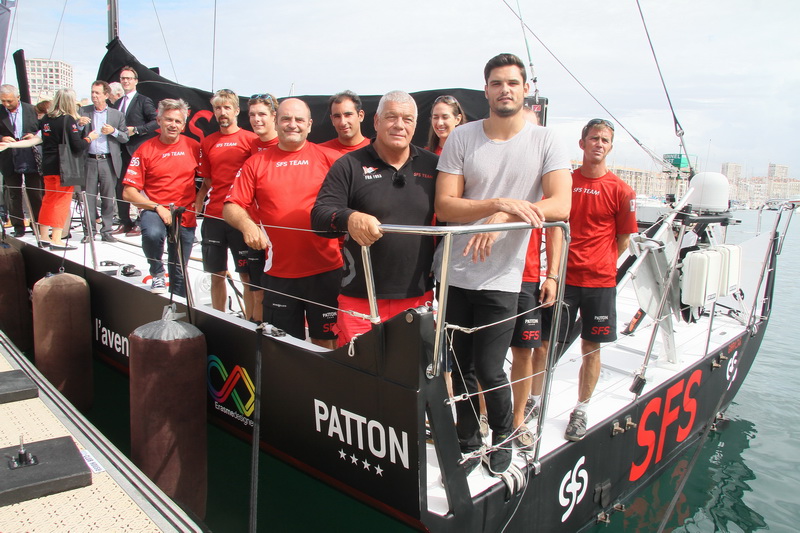 L'équipage du SFSII aux côtés du parrain Florent Manaudou (Photo Robert Poulain) L'équipage du SFSII aux côtés du parrain Florent Manaudou (Photo Robert Poulain)